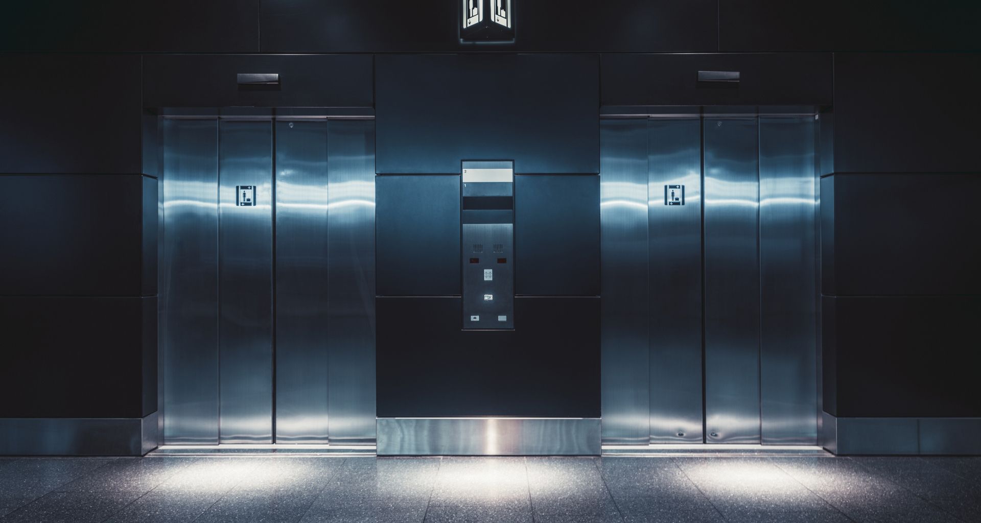 Zwei Fahrstühle im dunklem Licht